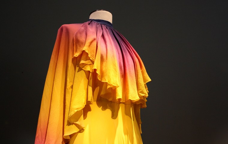 Détails vêtements Claudia Cardinale (2)