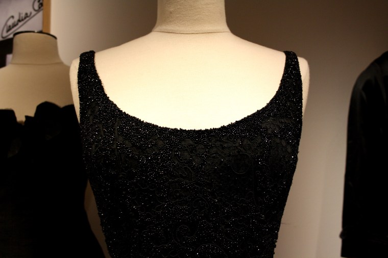 Détails vêtements Claudia Cardinale (5)