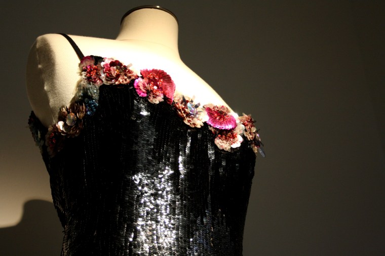 Détails vêtements Claudia Cardinale