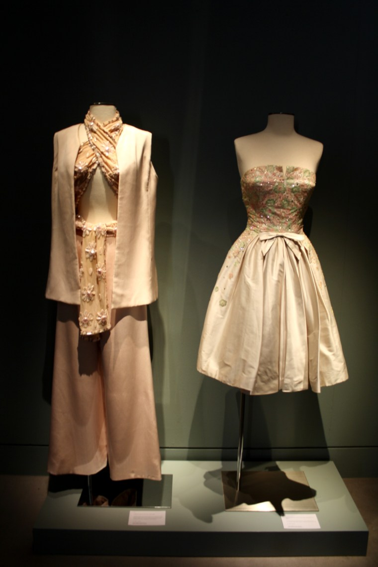 Détails vêtements Claudia Cardinale (2)