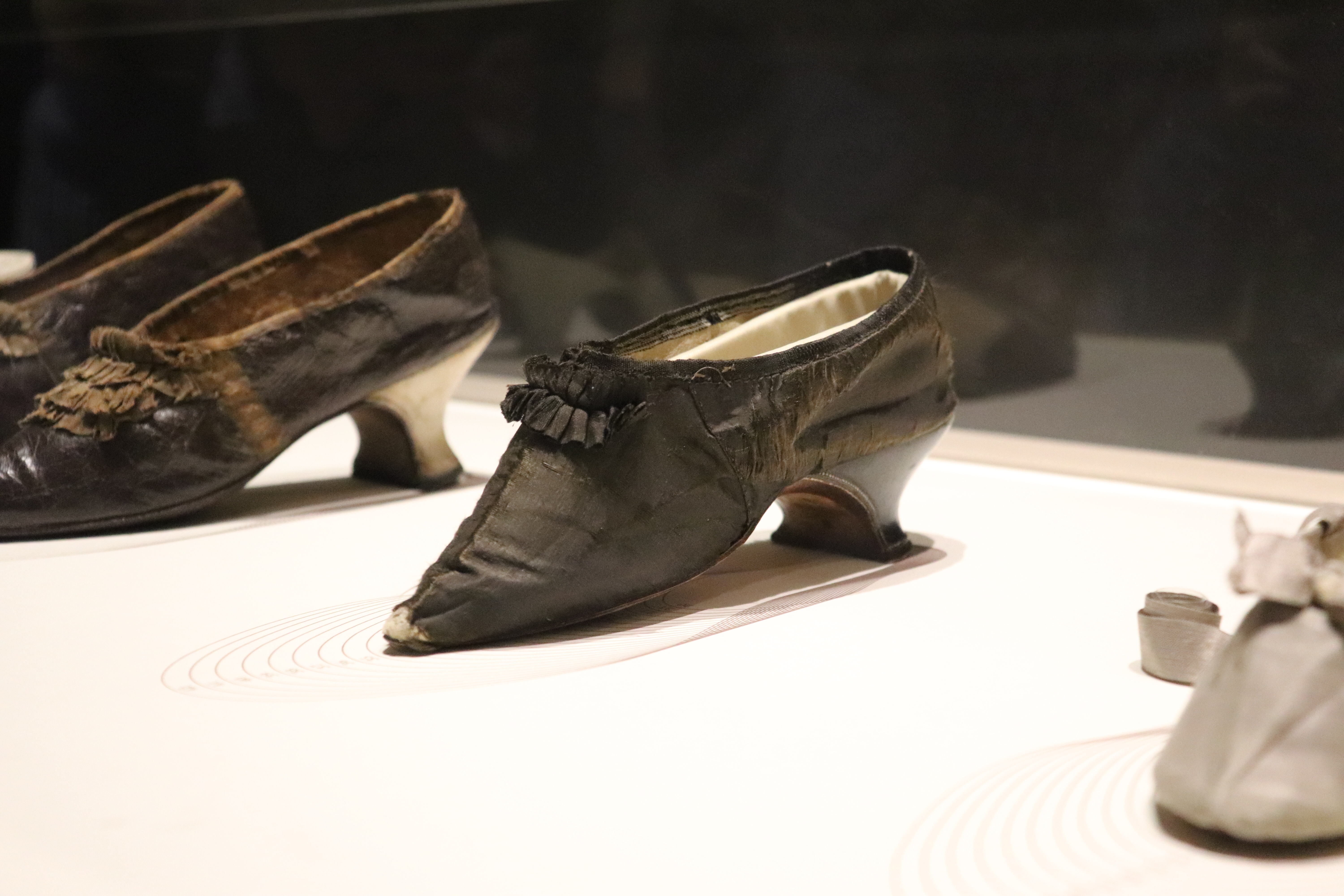 Chaussure de Marie-Antoinette, Marche et Démarche, une histoire de la chaussure, au Musée des Arts Décoratifs