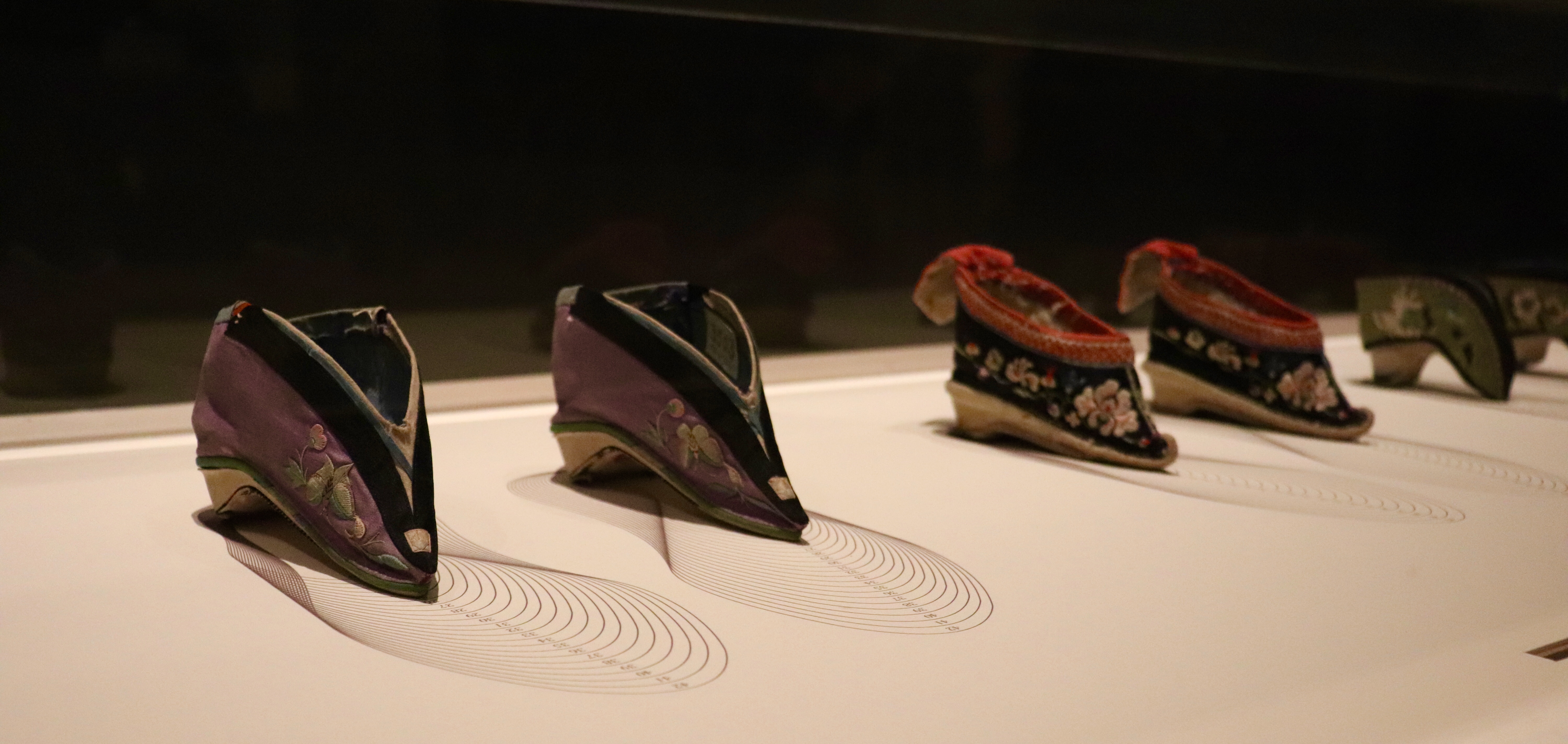 Chaussures pieds bandés de Chine, Musée des Arts Décoratifs
