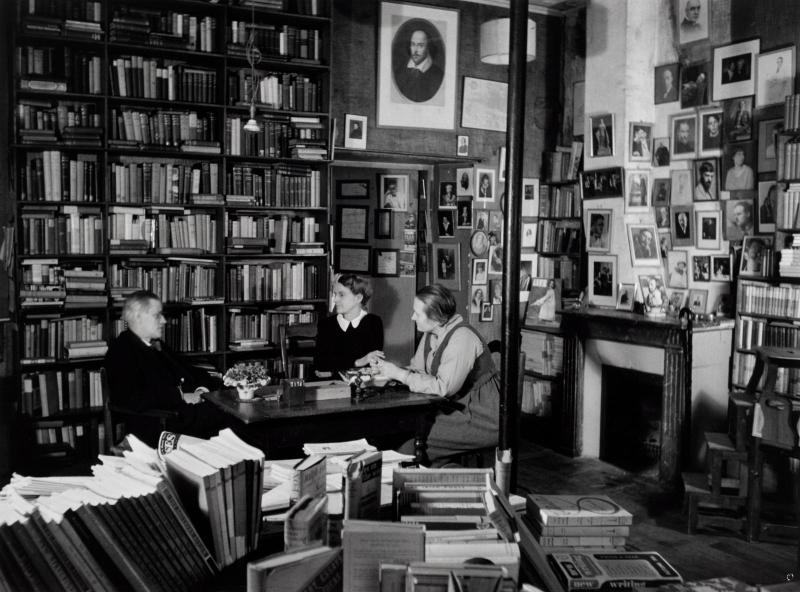 Adrienne Monier et Sylvia Beach au Shakespeare ans Company